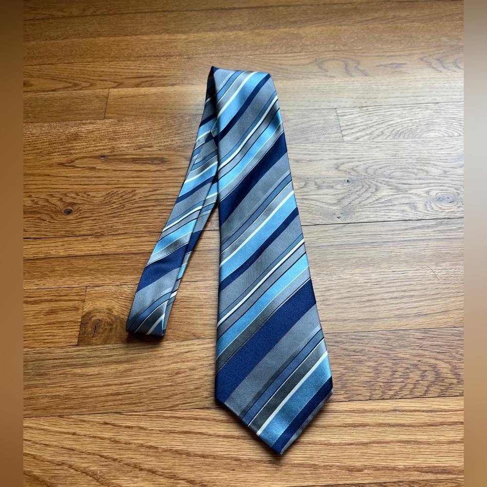 Kenneth Cole Reaction Blue Gray Striped Silk Tie Excellent Condition